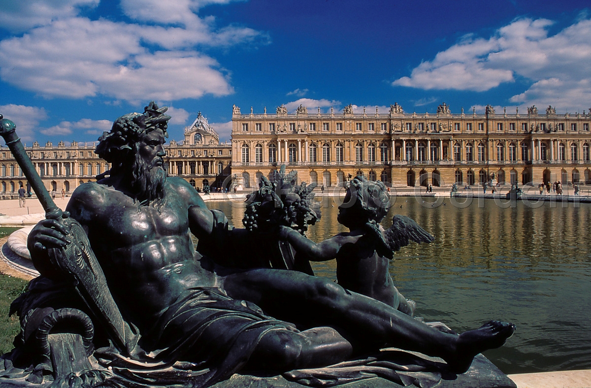 Statue of Neptune, Versailles Palace, Paris, France
 (cod:Paris 11)